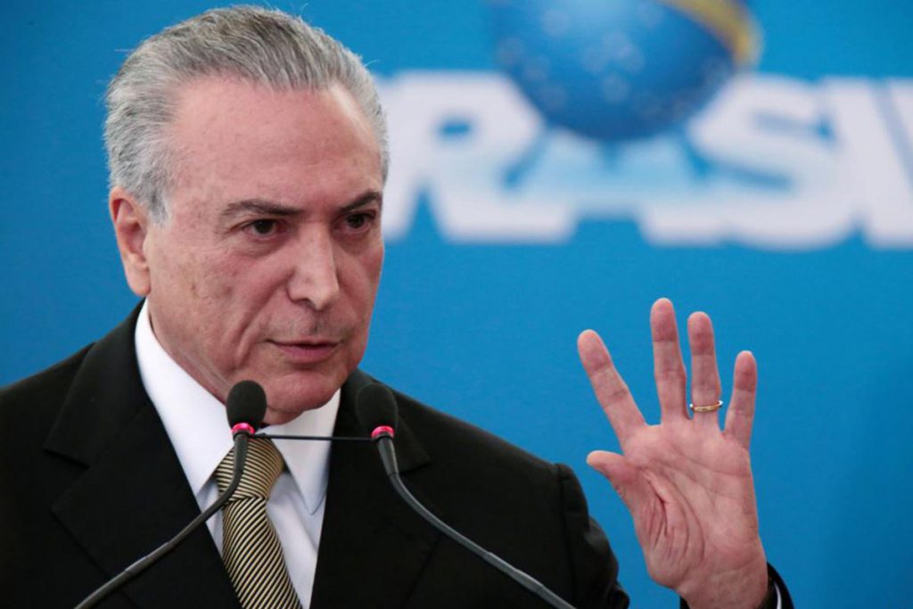 Presidente de Brasil promete destituir a ministros corruptos