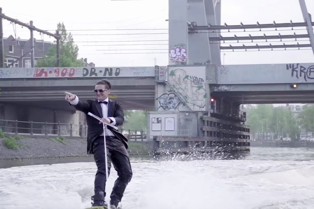 (video) Una divertida forma de esquiar