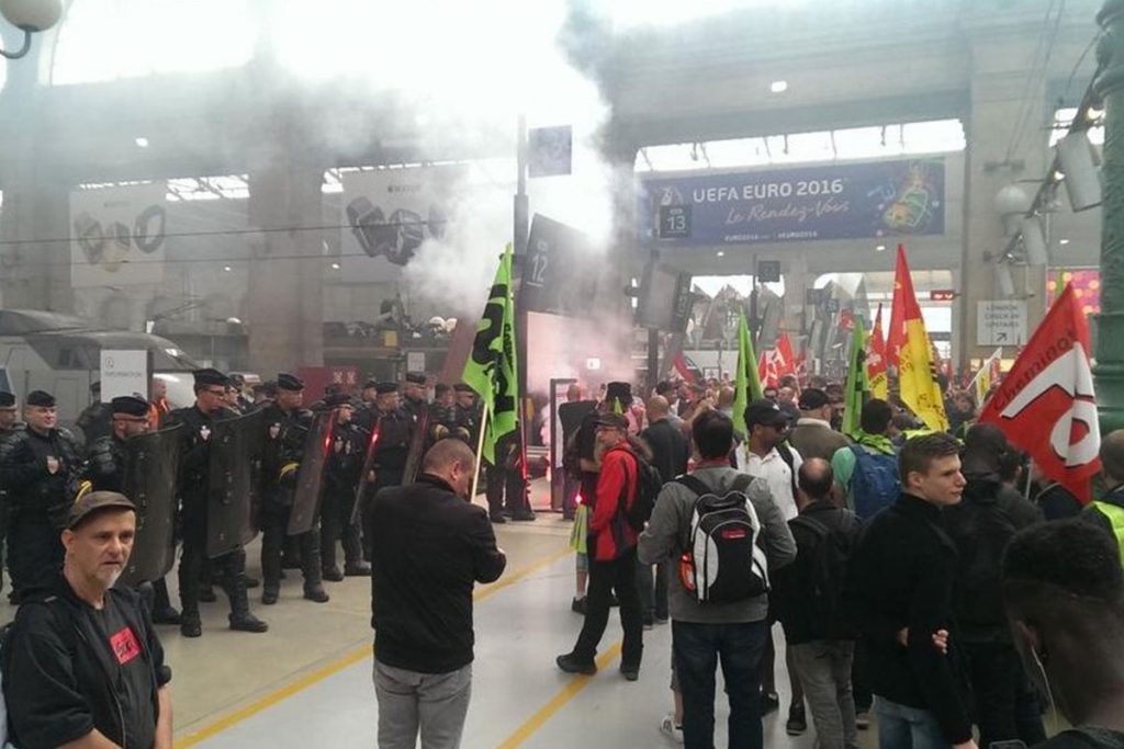 Manifestantes franceses bloquean tren con Trofeo de Eurocopa de futbol