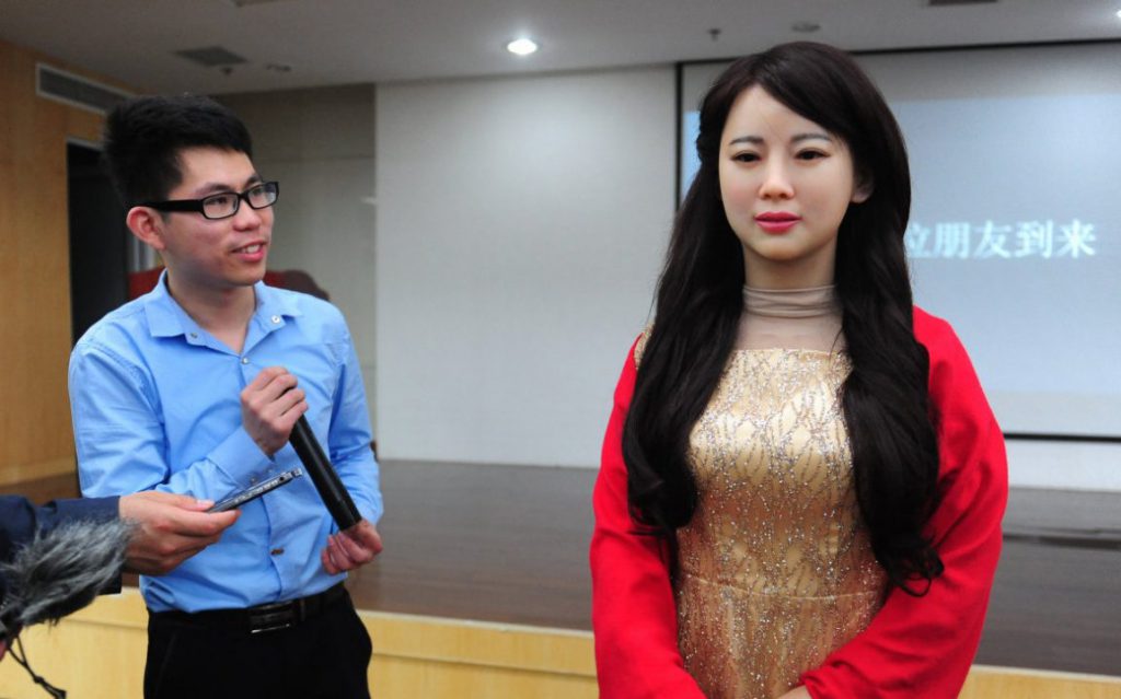 (Video) «Jia Jia», robot, llega al Foro Económico Mundial