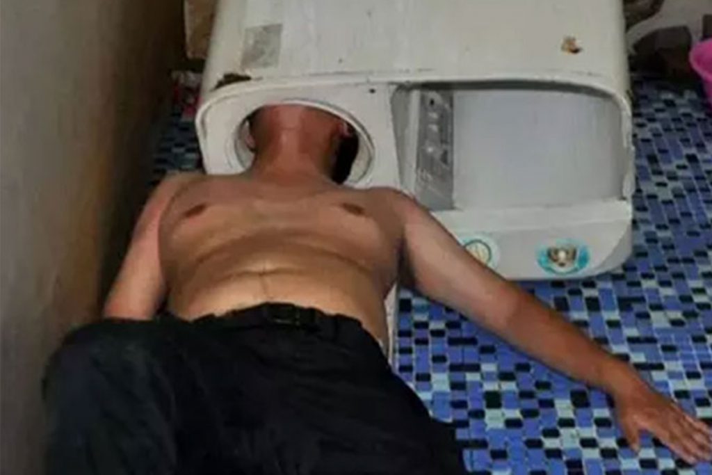 (video) Intenta reparar la lavadora y se le atora la cabeza