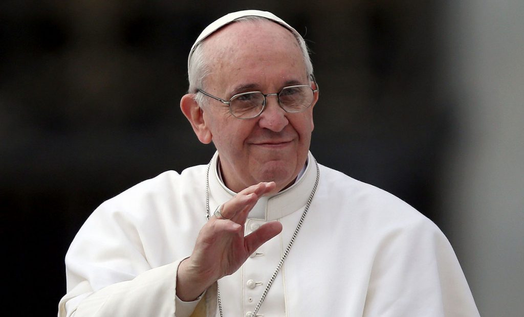 El Papa visita cementerio romano y honra memoria de los muertos