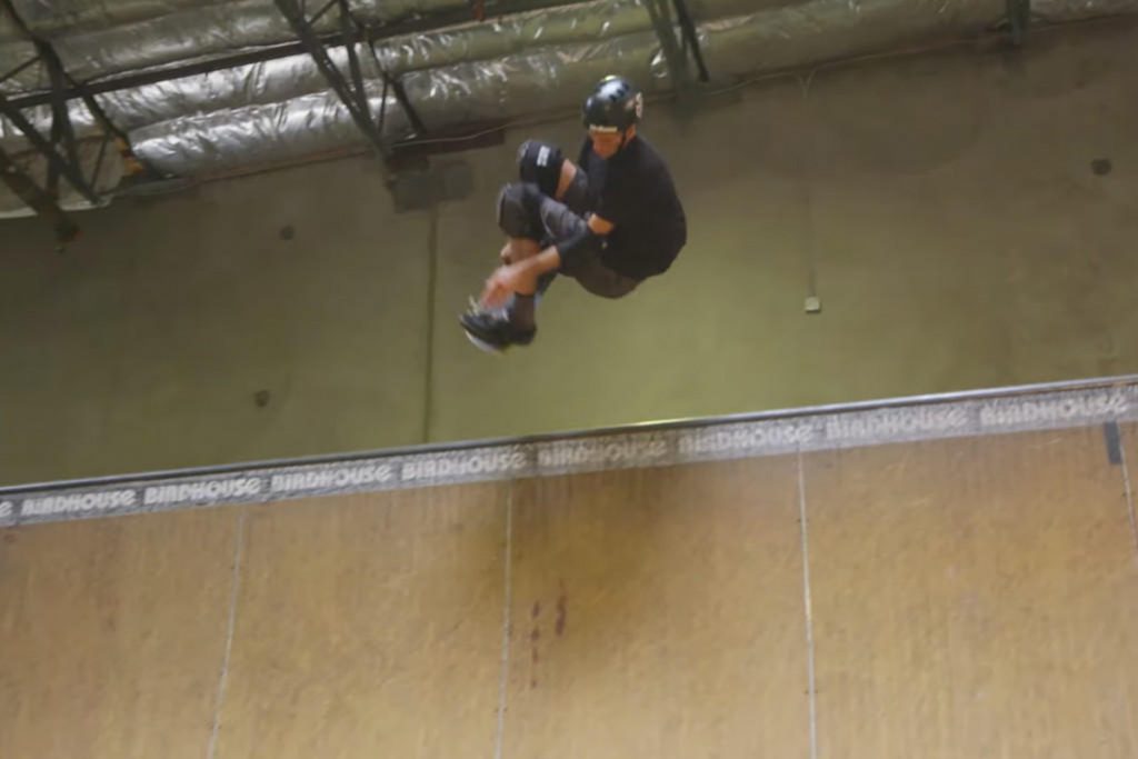 (video) Tony Hawk hace salto de 900 grados a los 48 años
