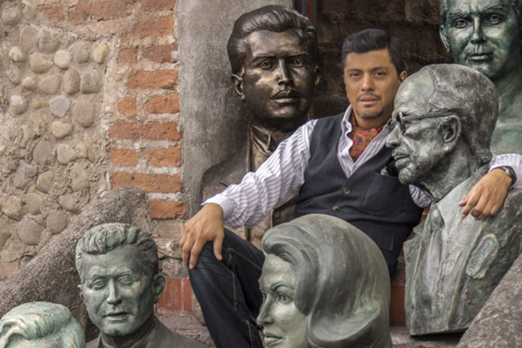 (video) Escultor Sergio Peraza prepara busto-homenaje al escritor Octavio Paz