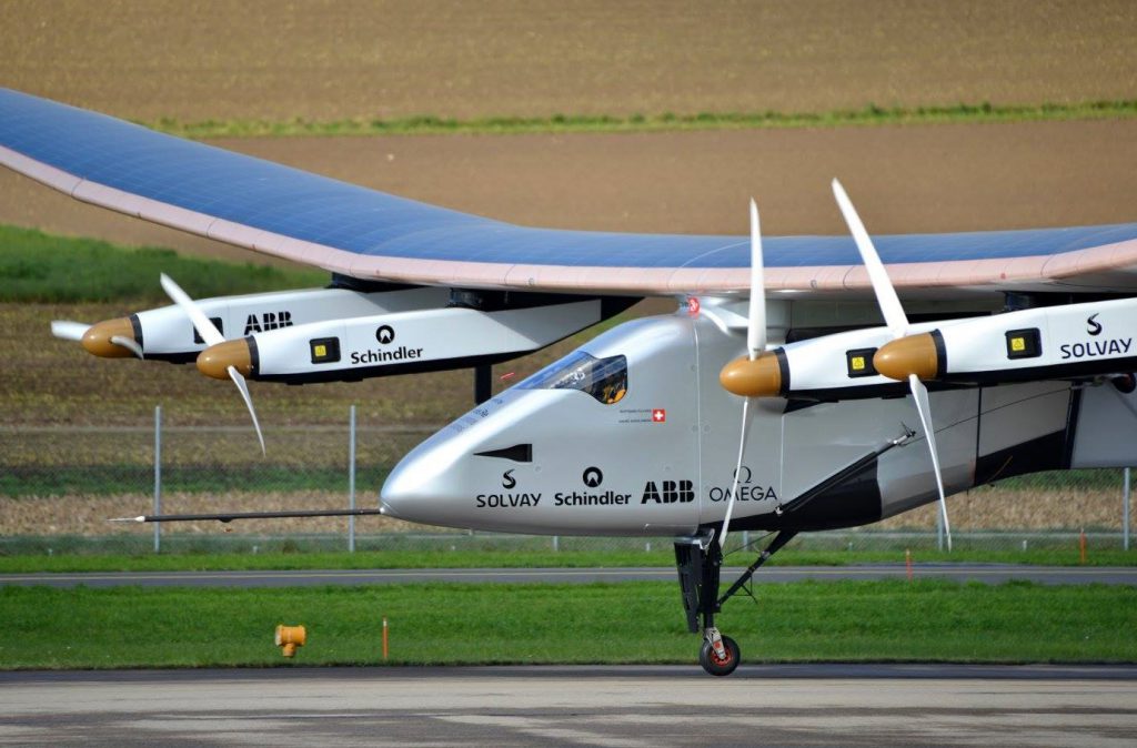 Avión solar sobrevuela Estatua de la Libertad