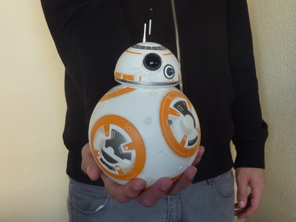 Politécnicos crean dos prototipos de robot BB8