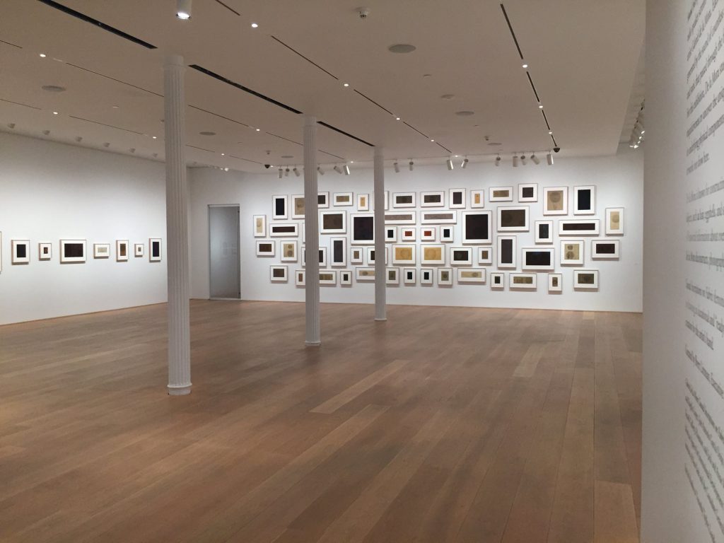 Mexicano Gabriel de la Mora expande noción de dibujo en muestra en EUA