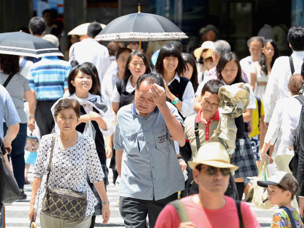 Japoneses sufren para cubrir sus gastos mensuales