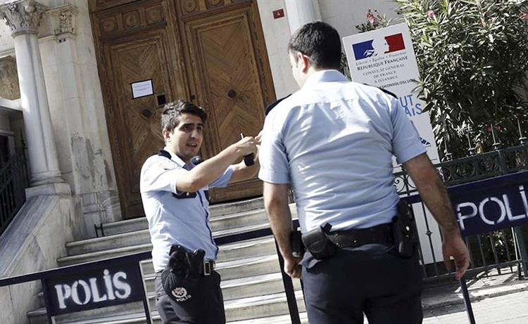 Francia cierra misiones diplomáticas en Turquía por seguridad