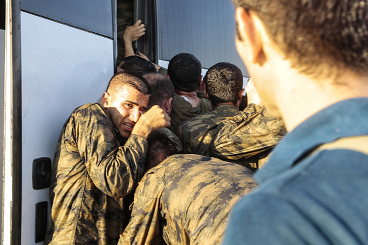 Grecia detiene a ocho militares turcos prófugos tras frustrado golpe
