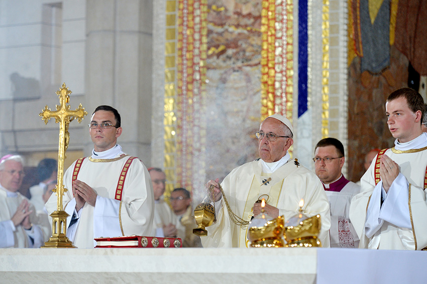No venceremos al terror con más terror: Papa Francisco