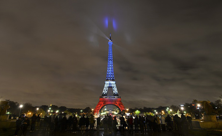 Torre Eiffel se iluminara tres días con colores de bandera francesa