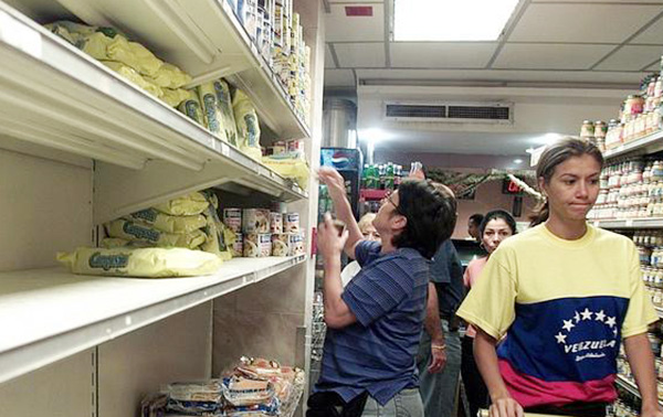 Consumidores venezolanos denuncian persistente carestía en alimentos