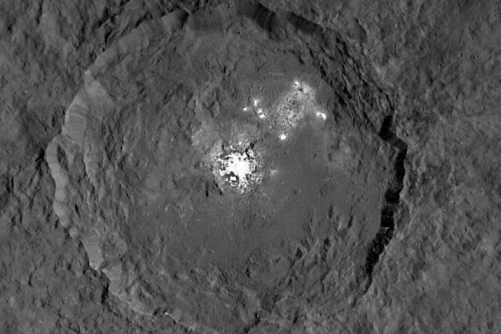 Cráteres en Ceres podrían contener hielo