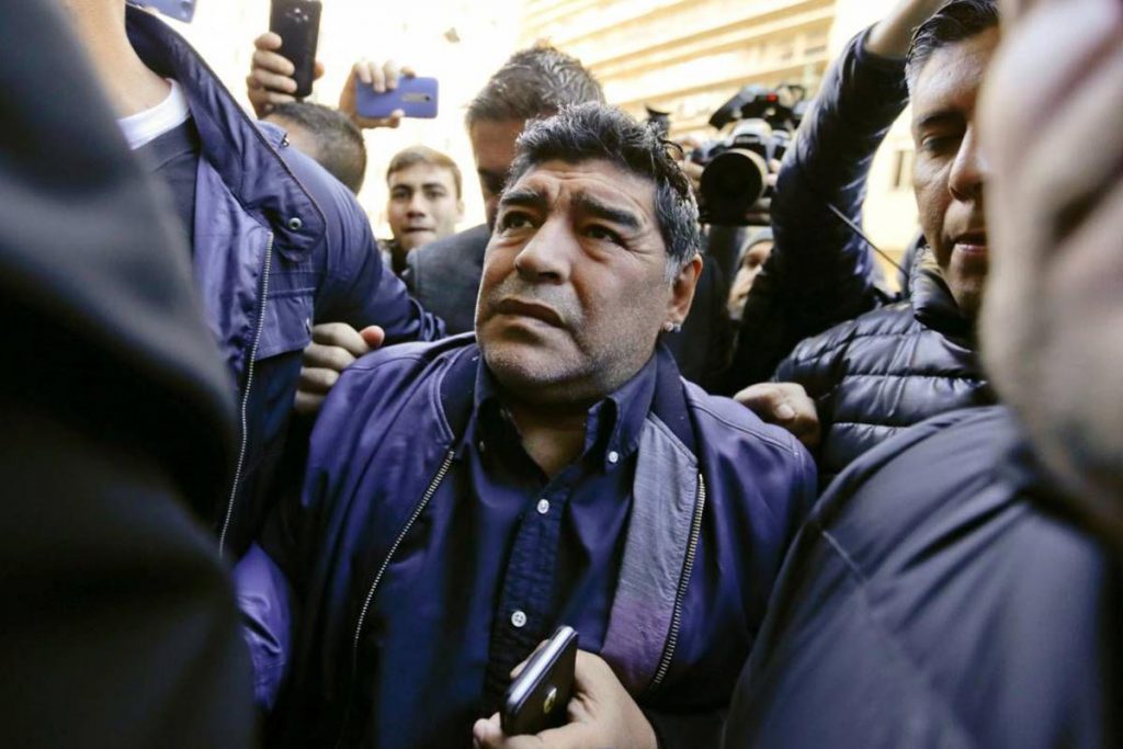 Policía española asiste a Maradona tras pelea con su novia