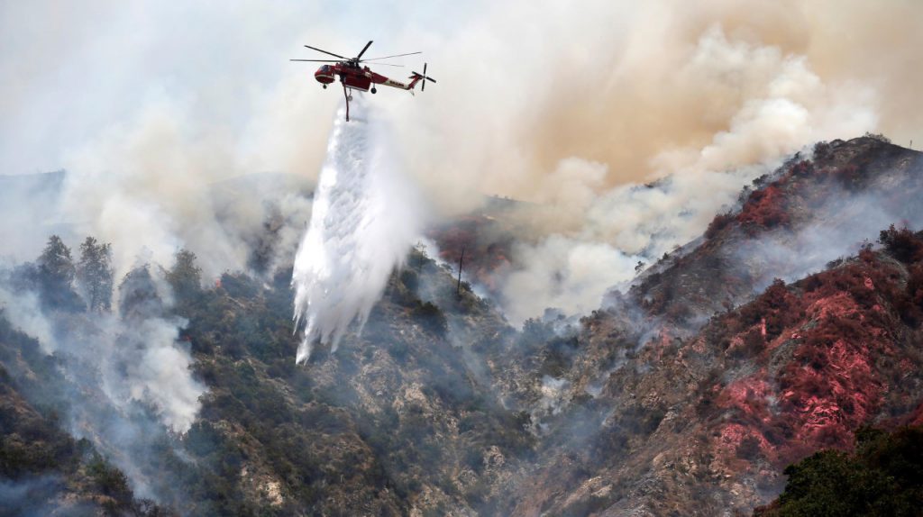 Incendio al norte de Los Ángeles contenido en 25 por ciento