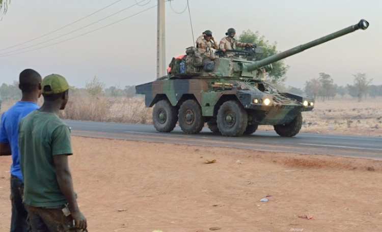 Hombres armados atacan base militar de Malí y matan a 12 soldados