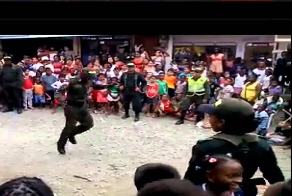 (Video) Sorprende policía que baila breakdance