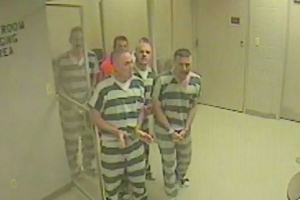 (video) Prisioneros escaparon de su celda para salvar la vida a policía