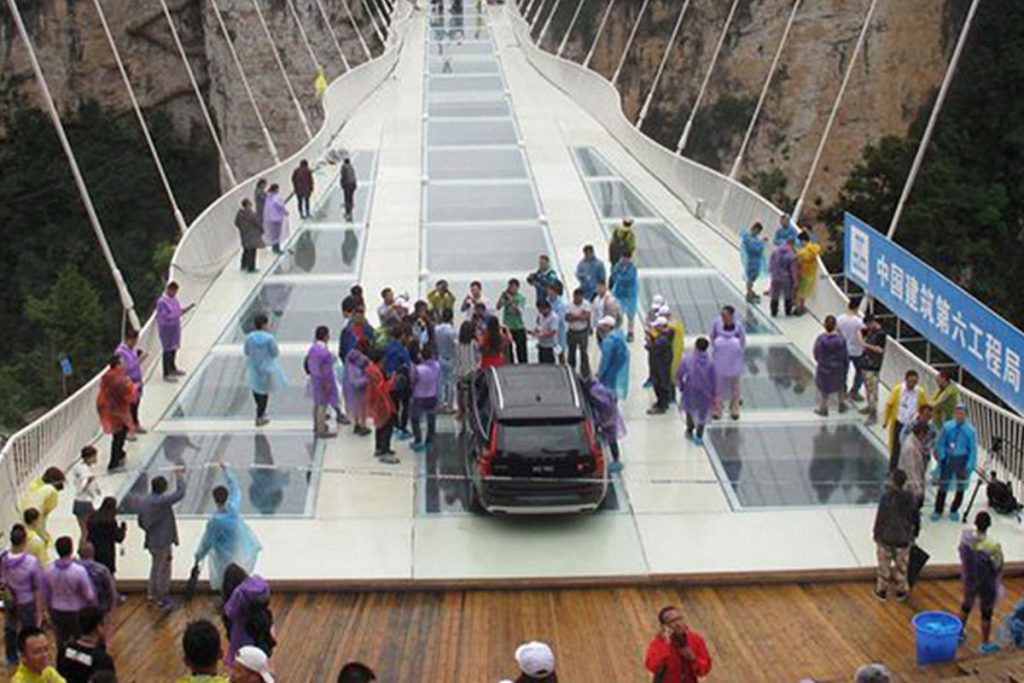 (Video) El puente de cristal más largo y resistente del mundo