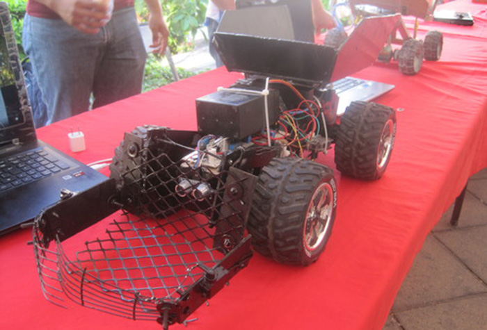 Estudiantes construyen robot que identifica y recoge latas de playas