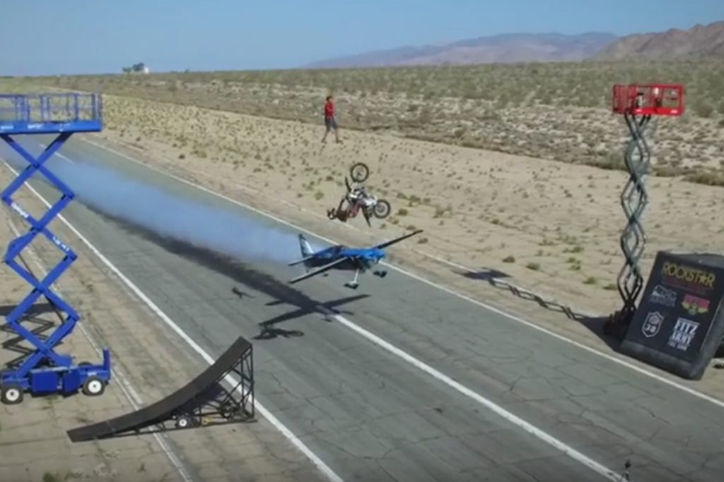 (video) El increíble triple salto mortal de un avión, moto y equilibrista