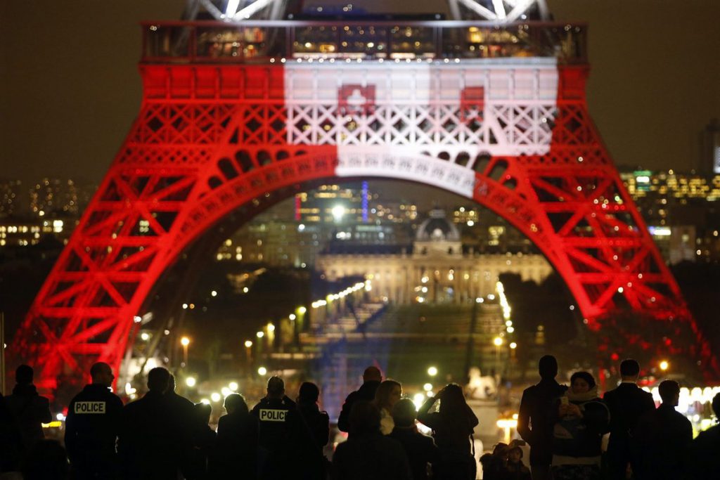 La Torre Eiffel brilla con las victorias en Eurocopa