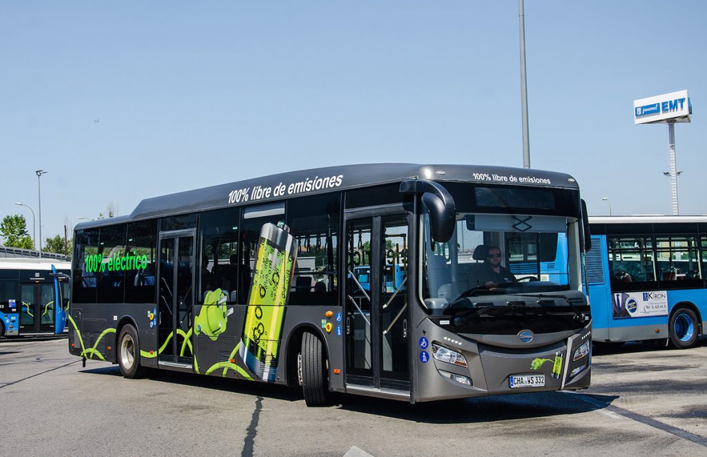 Autobús eléctrico que se carga por inducción