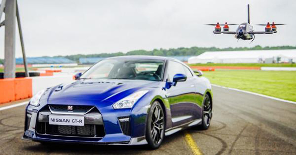 (Video) Un drone da la pelea al veloz auto deportivo japonés