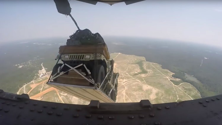 (Video) Lanzan vehículos militares desde un avión