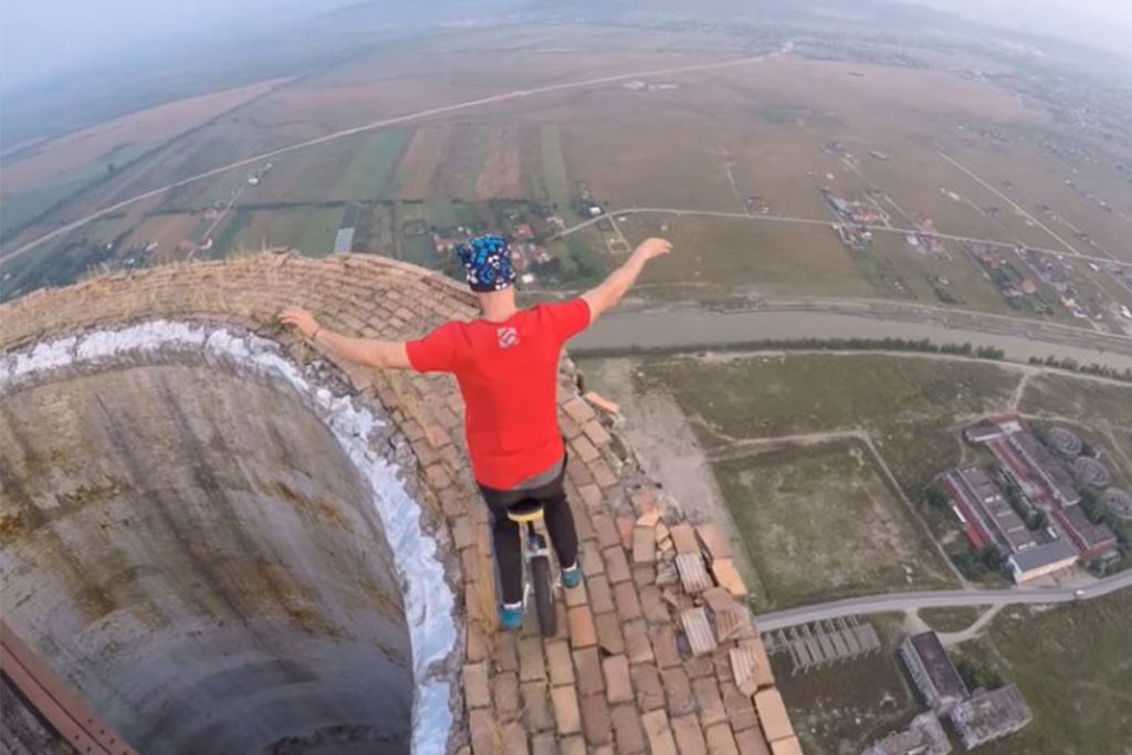 (video) Acrobacias en una chimenea de 256 metros