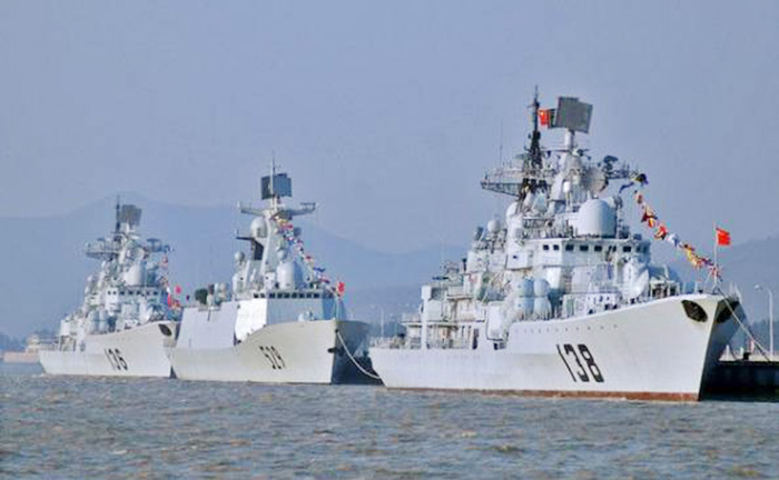 China muestra su poderio militar en medio de tensiones marítimas