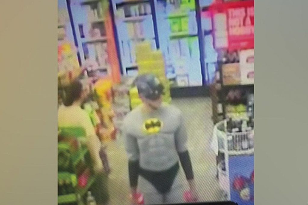(video) ¿Superhéroe? Se disfrazó de Batman para robar cervezas