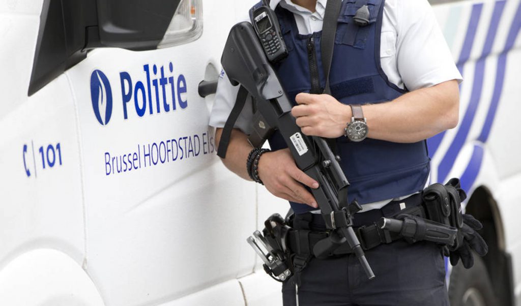 Bélgica: policías son atacados con machete