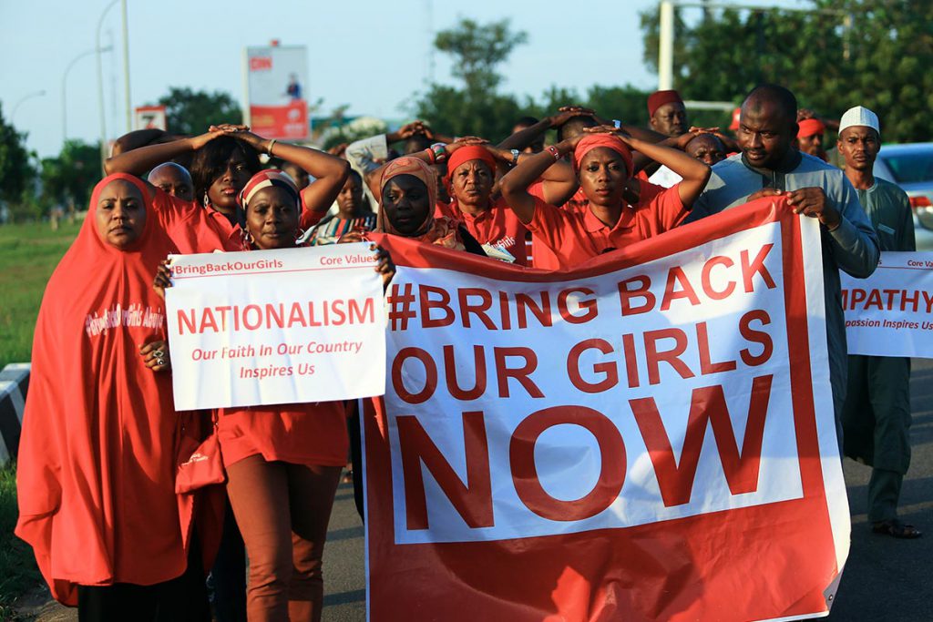 (video) Difunden imágenes de secuestradas en Chibok