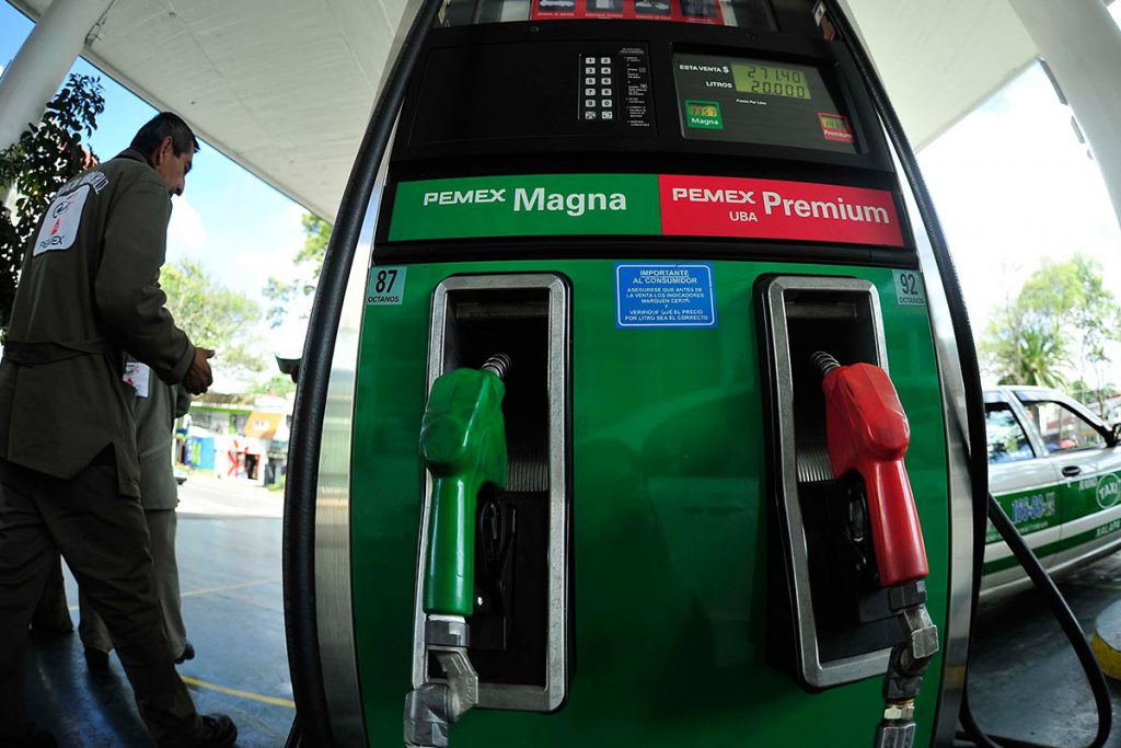 Gasolinas y diesel, dos centavos más baratas