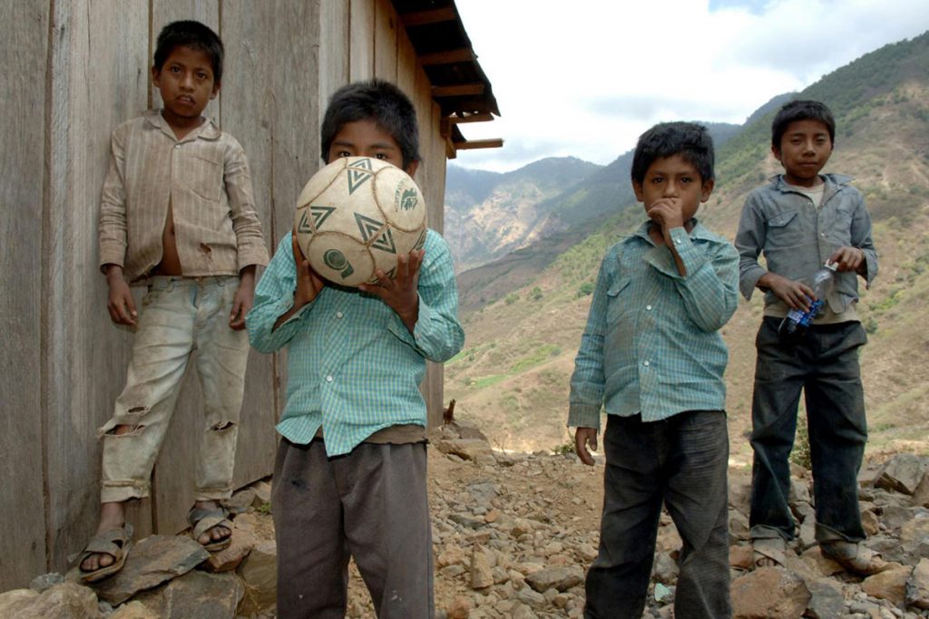 (video) «La Canción del Lobo Feroz»: niños de Guerrero