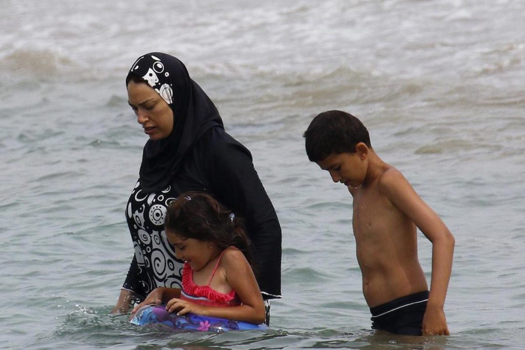 (video) La ONU «salta» en defensa del burkini