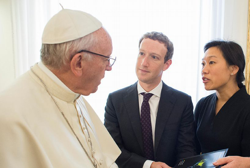 Papa dialoga con fundador de Facebook sobre redes sociales y pobreza