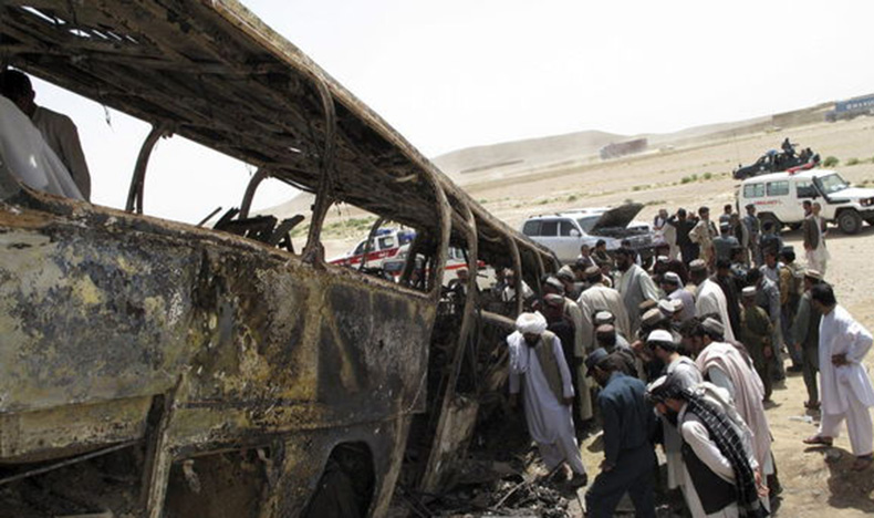 Mueren 36 personas en colisión entre autobús y camión cisterna en provincia de Afganistán