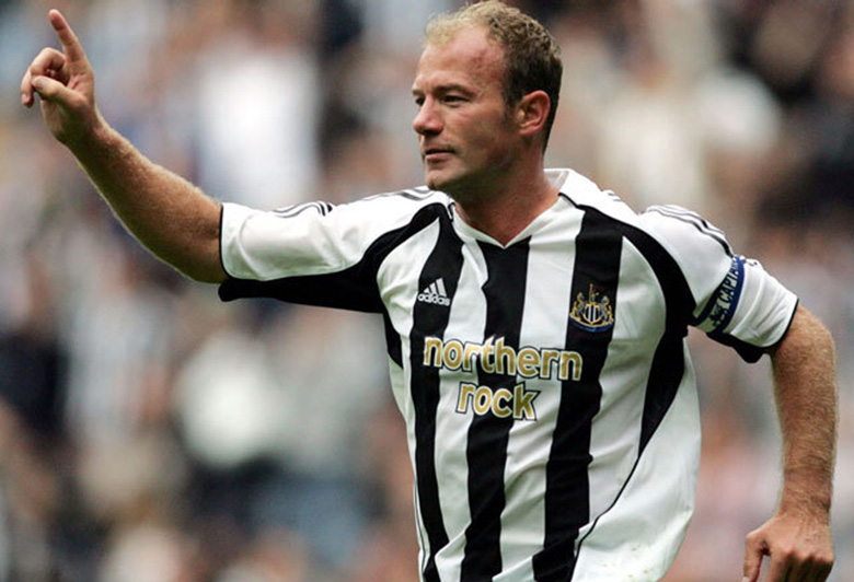 Develan estatua del delantero Alan Shearer en estadio del Newcastle