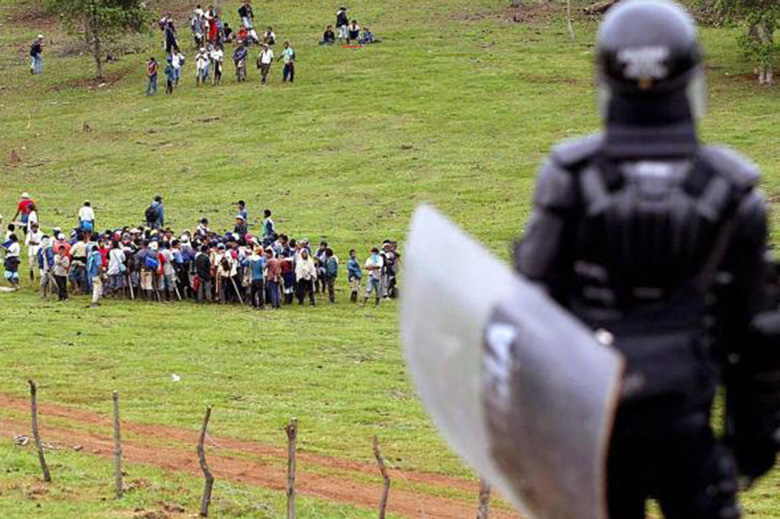 Disturbios en rechazo a plan petrolero deja varios heridos en Colombia