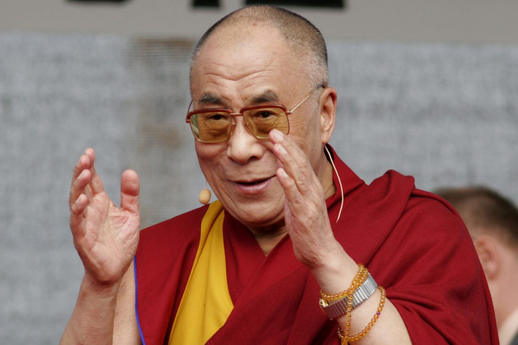 Dalai Lama imita a Donald Trump durante entrevista