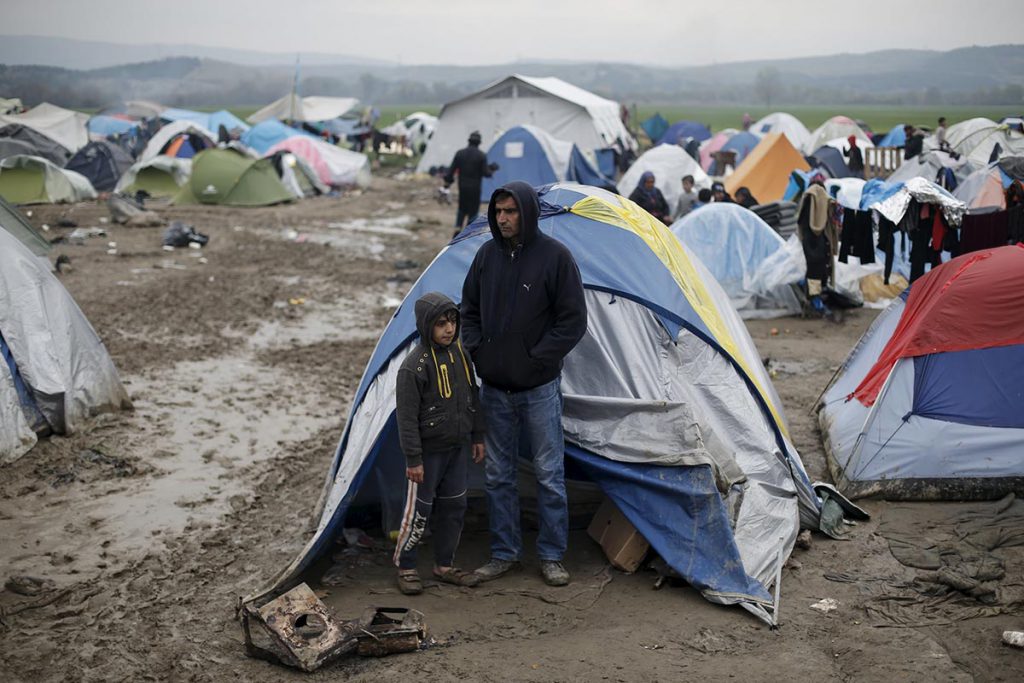 Evacúan a mil 500 migrantes de campamento clandestino en París