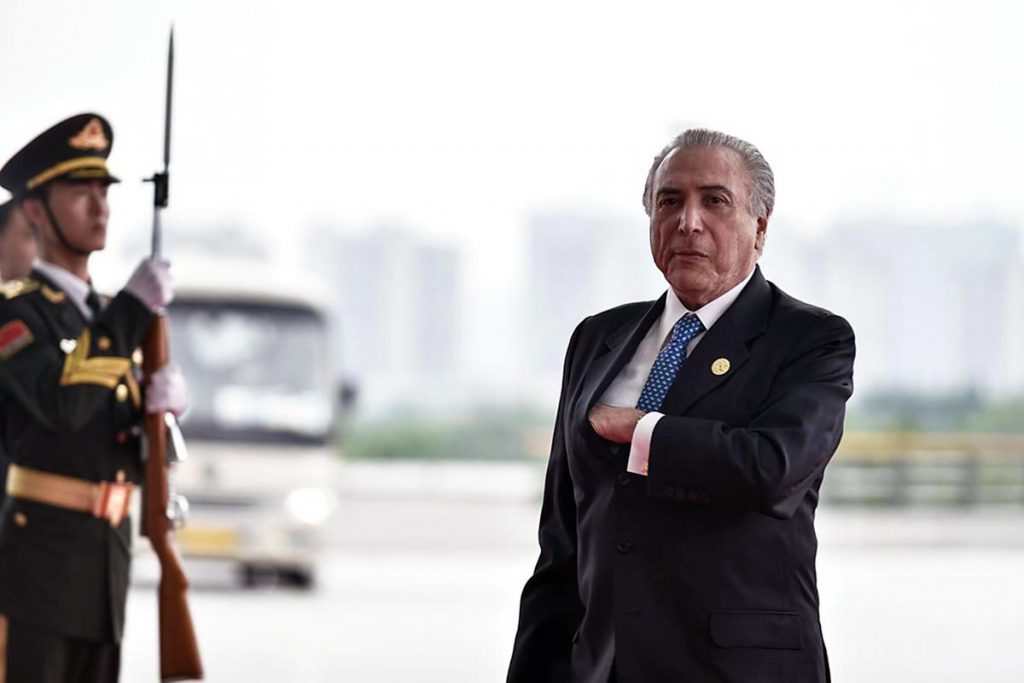 Abuchean a Michel Temer