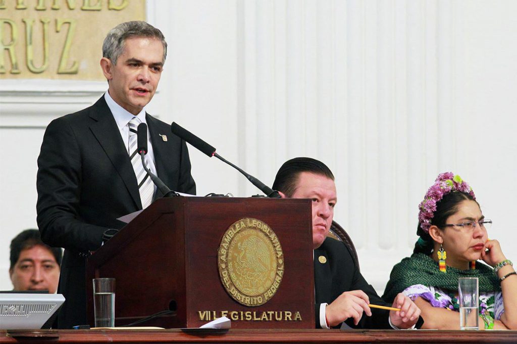 Formaliza Mancera nombramiento de Serna como jefe de Gabinete