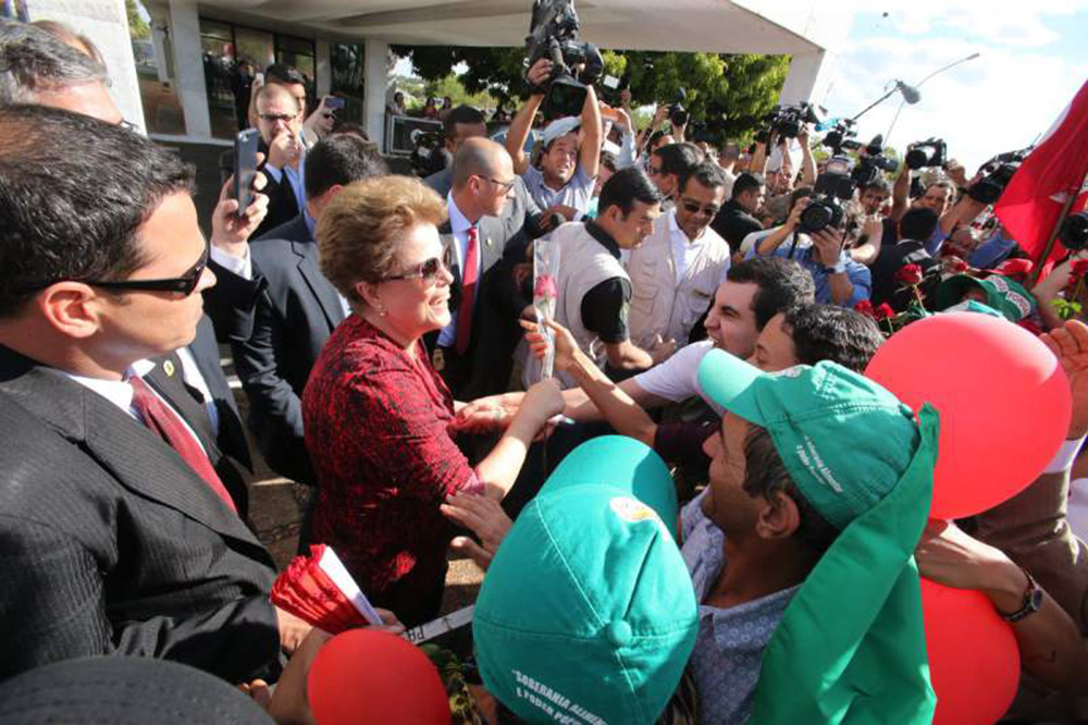 Rousseff deja Brasilia pero la crisis, persiste
