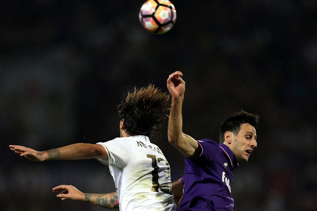 Gran debut de mexicano Salcedo en empate de Fiorentina ante Milán