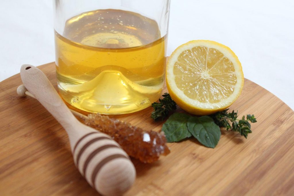 Grandes beneficios por tomar agua tibia con miel y limon