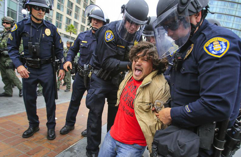 Al menos dos arrestos en protestas contra policía de San Diego